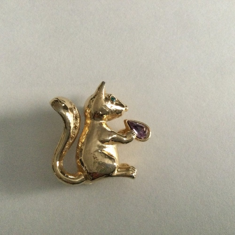 Gold tone squirrel pin brooch 2.5cm x 2.5cm
